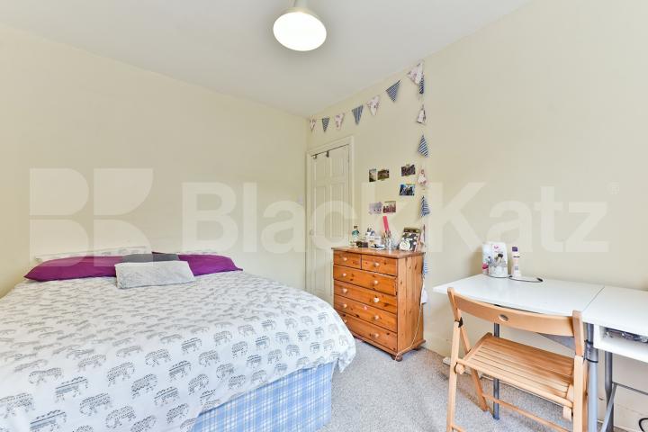 Stylish Georgian town house arranged over three floors & two Bathrooms Henshaw Street, Elephant and Castle/Borough